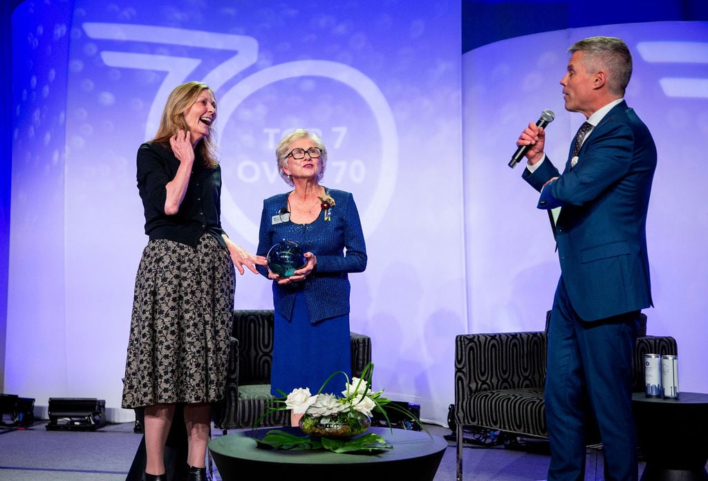 Sharon Watkins from Sandstone Asset Management presents Tania Willumsen her award