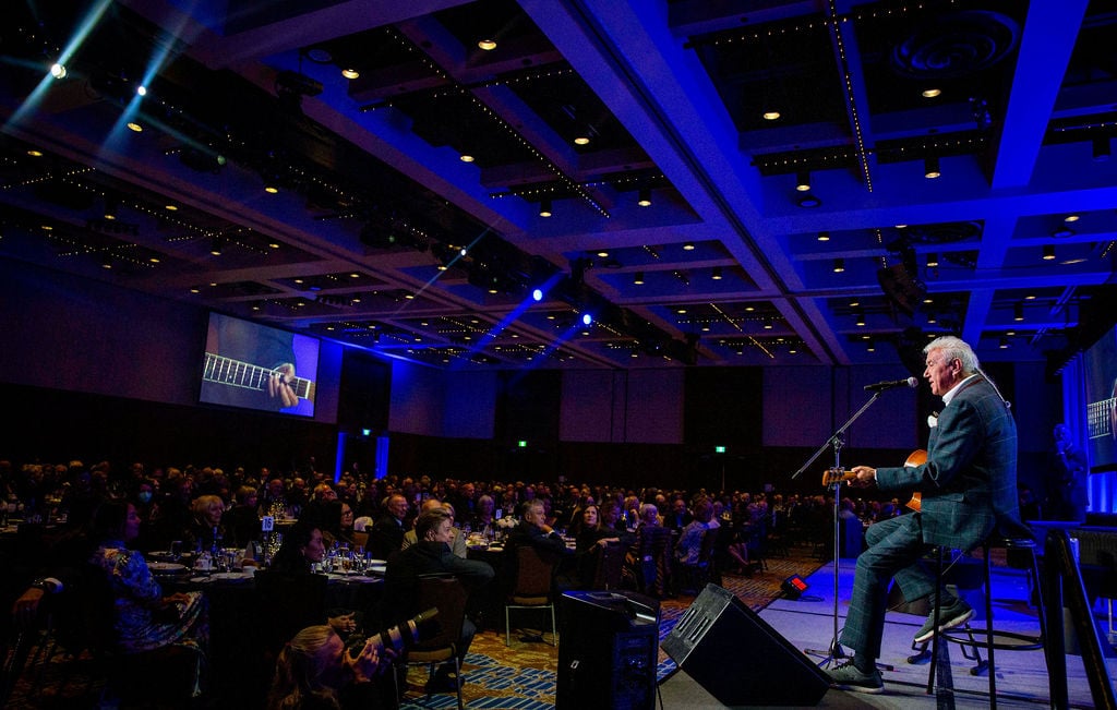 Tom Jackson serenaded the whole room!
