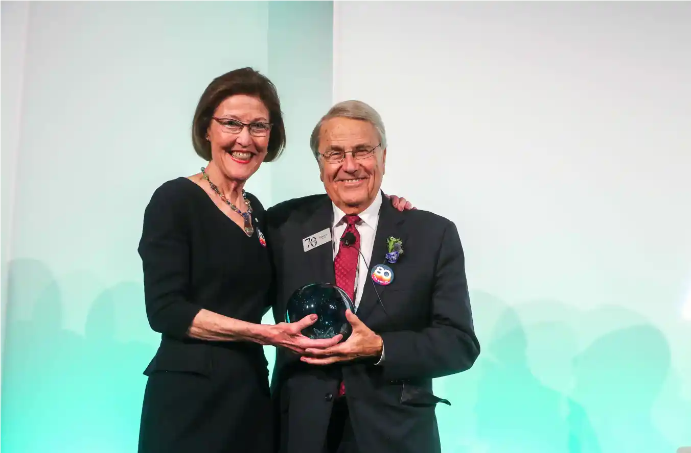 Committee member Mary Rozsa de Coquet presents Eldon Smith with his Top 7 Over 70 award.