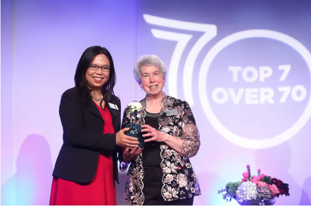 Tricos Grace Su presents Bonnie Kaplan with her award